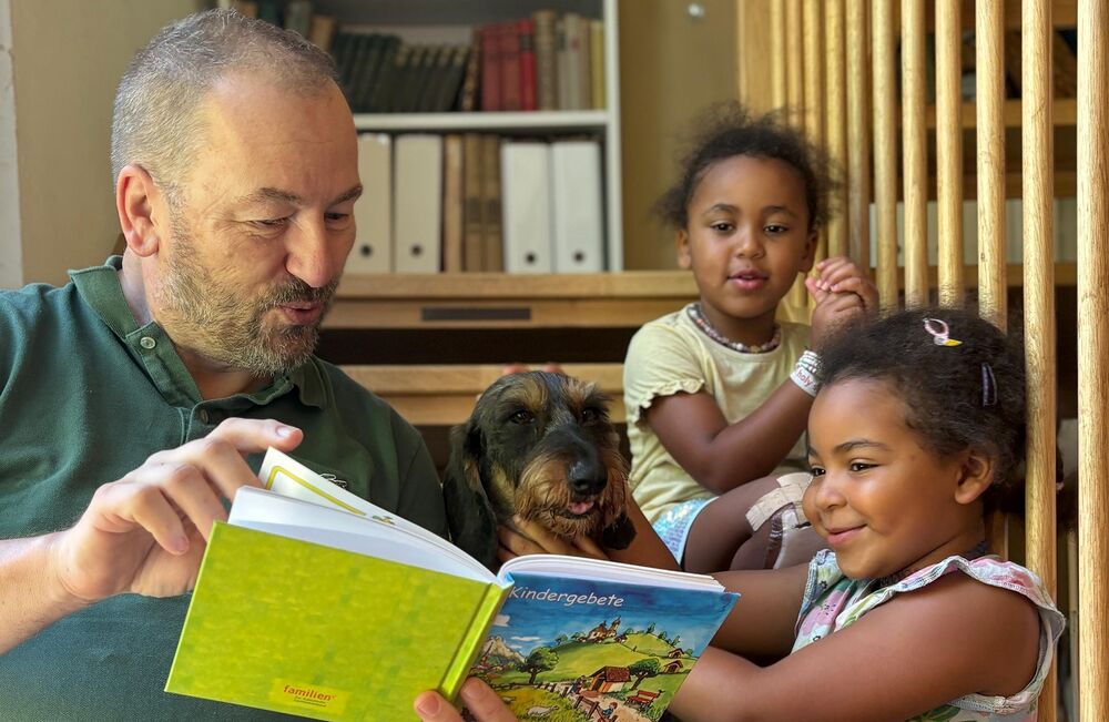 Großvater liest Kindern vor / Kath. Familienverband der Diözese St. Pölten Großvater liest Kindern vor