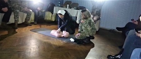 Erste-Hilfe-Training für Caritas-Mitarbeiter in Kiew während der Stromabschaltungen im November 2022