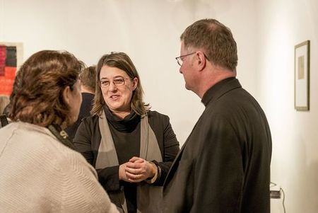 Gabriele Eder-Cakl mit Bischof Manfred Scheuer beim Gedenknachmittag anlässlich des 103. Geburtstags von Franziska Jägerstätter im März 2016  im Haus der Frau
