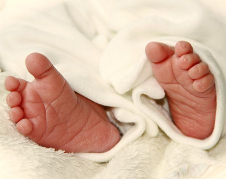 Füße eines Neugeborenen