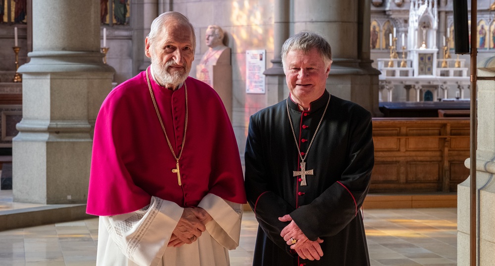 Bischof Manfred Scheuer (r.) bedankte sich beim langjährigen Dompropst Wilhelm Vieböck für dessen Dienst im Domkapitel und in der Diözese Linz.