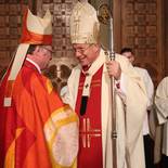 Der Kardinal begrüßt den neuen Bischof