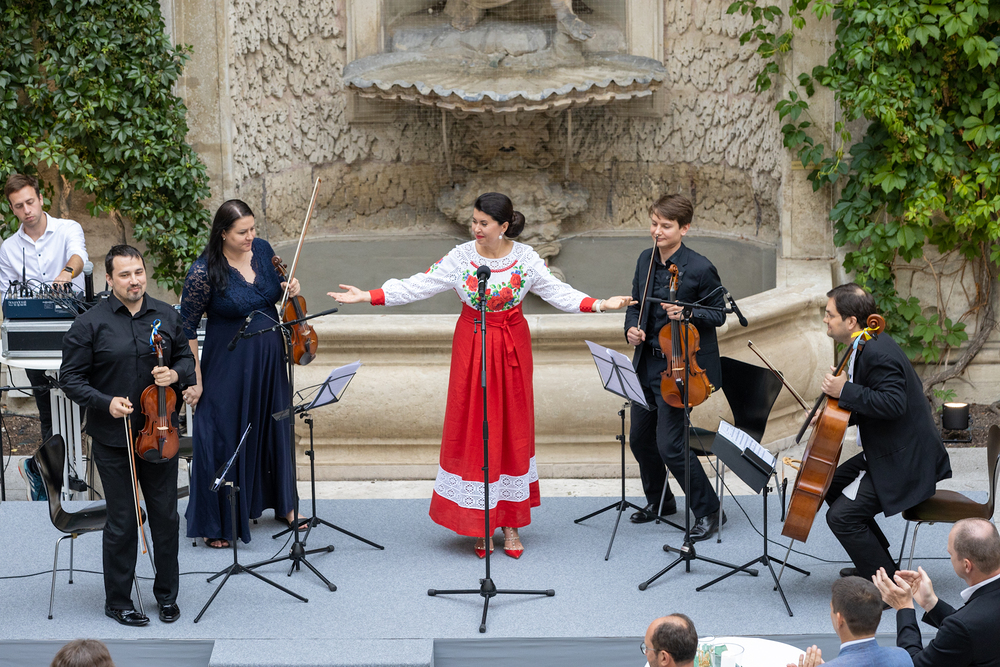 Ukrainisches Streichquartett mit Mezzosopranistin Sorjana Kuschpler beim Medienempfang im Juni 2022