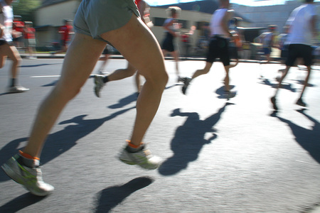 Marathonlaeufer beim Linz-Marathon [ (c) www.BilderBox.com, Erwin Wodicka, Siedlerzeile 3, A-4062 Thening, Tel. + 43 676 5103678.Verwendung nur gegen HONORAR, BELEG, URHEBERVERMERK nach AGBs auf bilderbox.com], aktiv, aktive, aktiven, aktiver, aktive