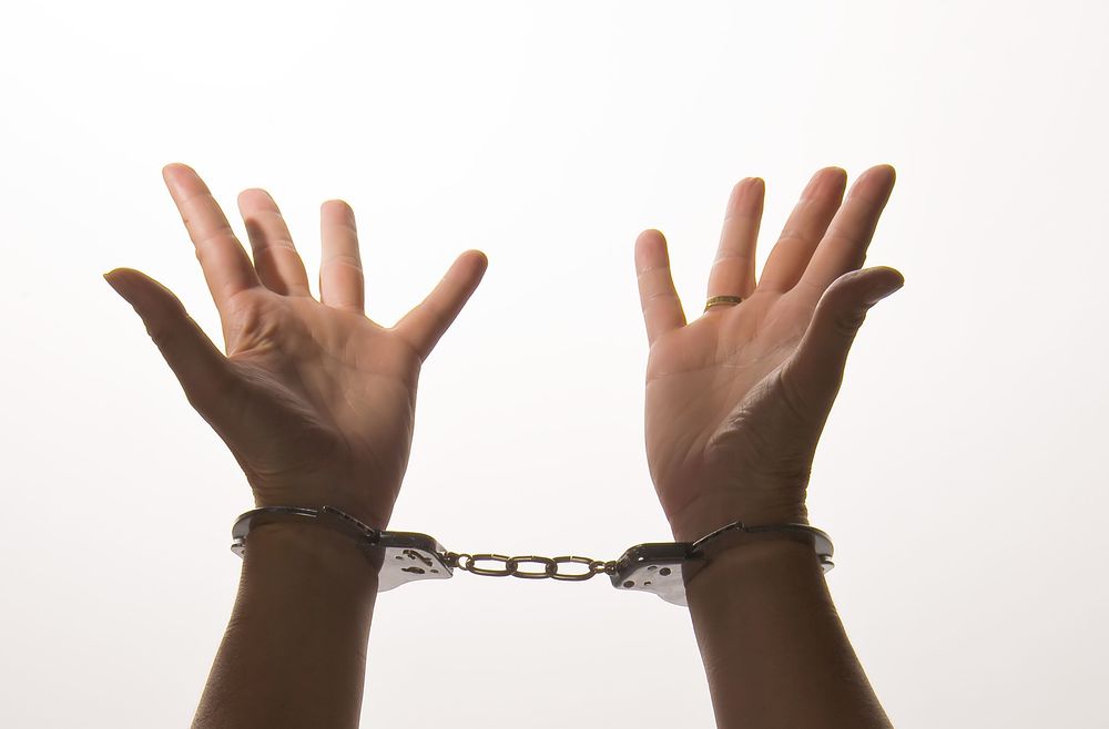 Hände in Handschellen / bilderbox.com / Wodicka Hände in Handschellen