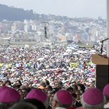 Papst Franziskus feiert am 7. Juli 2015 die heilige Messe im Bicentennial Park in Quito.