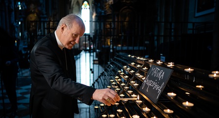Kardinal Schönborn entzündet Kerze im Wiener Stephansdom