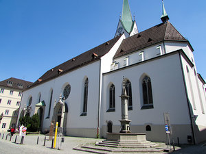 'Festlicher Pfingstgottesdienst mit Firmung', ''Mauern werden zu Br?cken'.' Live aus dem Dom in Feldkirch: Mit der Gemeinde feiern Di?zesanbischof Benno Elbs und Dompfarrer Rudolf Bischof. Mit Steinen einer alten Mauer kommen 19 Firmlinge in den Fel
