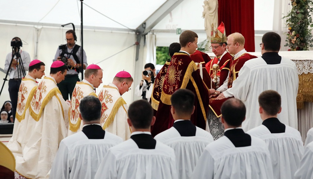 Bischofsweihe bei der Piusbruderschaft / Copyright 2026, PubliKath GmbH, www.kna.de, All Rights Reserved, Bernard Hallet Alfonso de Galarreta (2.v.r.), Bischof der Priesterbruderschaft Sankt Pius X., weiht Priester zu Bischöfen bei einem Gottesdienst mit Bischofsweihe, am 1. Juli 2026 in Econe (Schweiz).