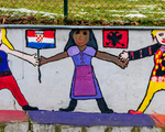 Auf der Mauer einer Schule haben Kinder Sch