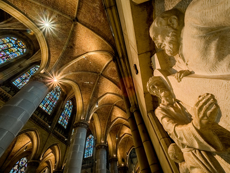 Innenaufnahme mit Glasfenster vom Mariendom in Linz, Österreich nach der Renovierung