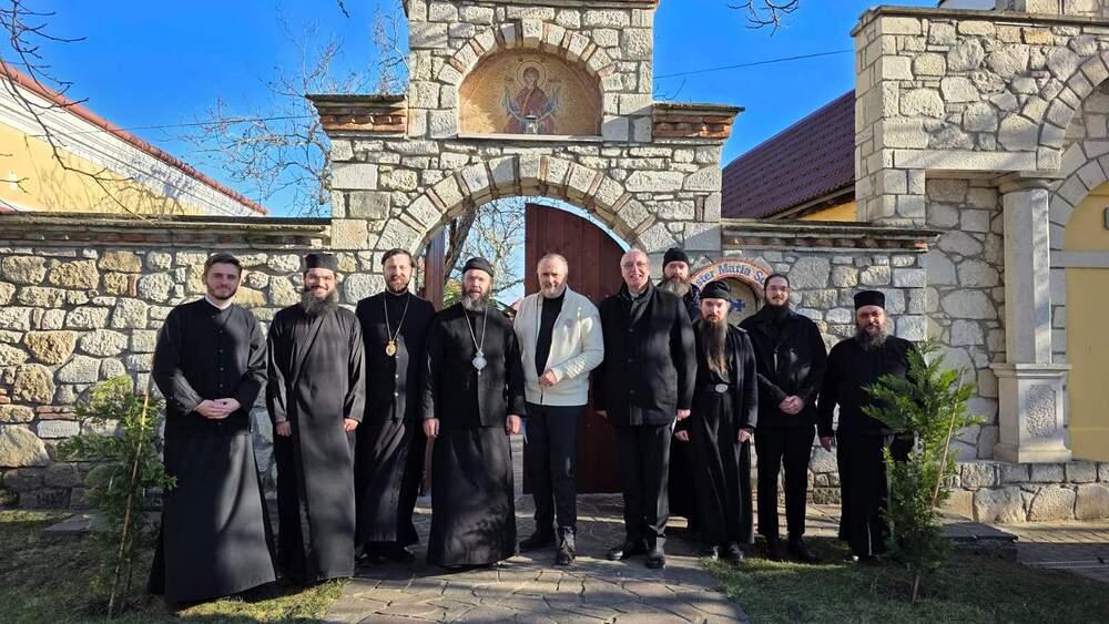 Landeshauptmann Doskozil, Bischof Zsifkovics und Metropolit Arsenios beim Eingang des Klosters Maria Schutz / Metropolis von Austria Landeshauptmann Doskozil, Bischof Zsifkovics und Metropolit Arsenios beim Eingang des Klosters Maria Schutz