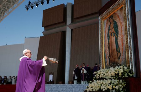 Papst Franziskus in Mexiko / Copyright 2016, KNA. Alle Rechte vorbehalten, Paul Haring Papst Franziskus feiert einen Gottesdienst in Ecatepec, nahe Mexiko-Stadt, am 14. Februar 2016. Bild: Papst Franziskus inzensiert ein Bild von der Jungfrau von Guadalupe.