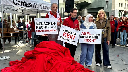 Caritas, Freiwillige und Schauspielerin Valerie Huber bildeten 'Rote Linie für Menschlichkeit'