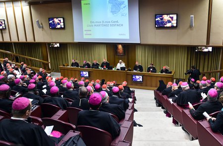 Eröffnung der Familiensynode / © 2014 KNA, www.kna-bild.de - Nutzungsrechte vorbehalten., Cristian Gennari/Siciliani Papst Franziskus eröffnet am 6. Oktober 2014 in der Synodenaula im Vatikan die Familiensynode, zu der Kardinäle und Bischöfe aus der ganzen Welt gekommen sind.
