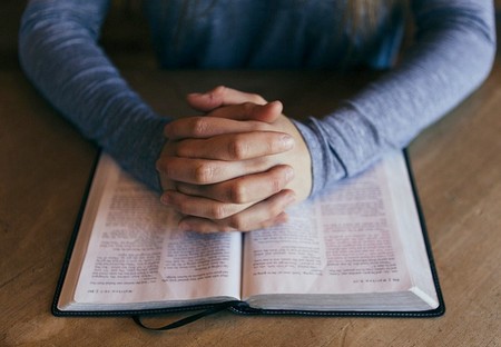 Betende Hände über der Bibel
