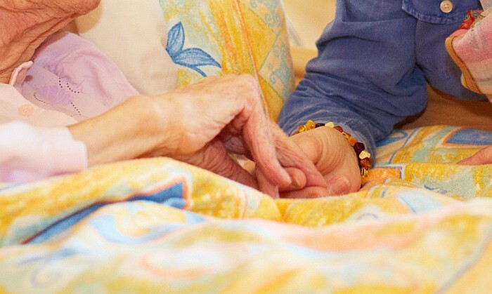 Hände am Krankenbett