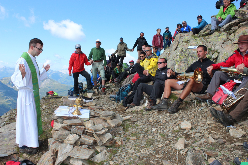 Gipfelmesse auf der Eisentäler Spitze 2019 / Katholische Kirche Vorarlberg 'Bergpfarrer' Peter Rinderer bei einer Gipfelmesse