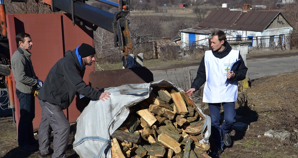Ukraine - Hnutovo, Caritas-Holzlieferung / Kathpress/Pulling Ukraine - Hnutovo, Caritas-Holzlieferung