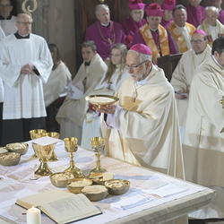 Bischof Marketz steht der Eucharistiefeier vor