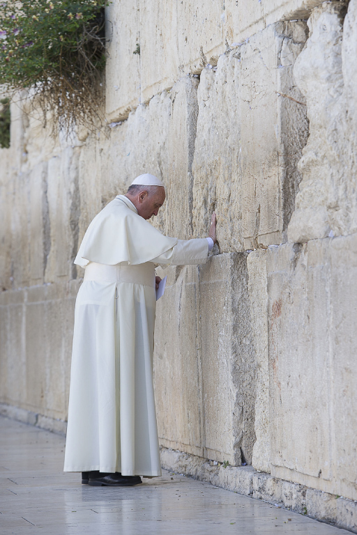 Papst Franziskus betet an der Klagemauer / Copyright 2014, KNA. Alle Rechte vorbehalten, Osservatore Romano Heilig-Land-Reise von Papst Franziskus vom 24.-26. Mai 2014. Bild: Papst Franziskus hat am 26. Mai an der Klagemauer in Jerusalem gebetet. Foto: Siciliani/Osservatore Romano