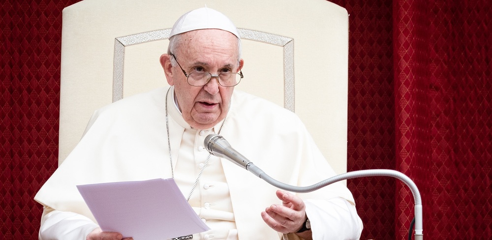 Papst Franziskus / Copyright 2020, KNA GmbH, www.kna.de, All Rights Reserved, Cristian Gennari Papst Franziskus spricht am 2. September 2020 im Damasus-Hof im Vatikan, während der ersten wöchentlichen Generalaudienz mit Publikum nach einer durch die Corona-Pandemie bedingten monatelangen Pause.