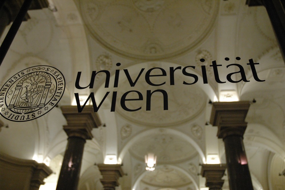 Eingang zum Hauptgebäude der Universität Wien