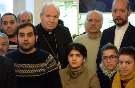 Kardinal Schönborn empfängt im Erzbischöflichen Palais rund 60 iranische Christen und Angehörige anderer religiöser Minderheiten, die nicht in die USA einreisen dürfen, in Österreich festsitzen und nun nicht weiterwissen