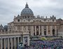 Gläubige schützen sich mit Regenschirmen bei der Ostermesse am 5. April 2015 auf dem Petersplatz in Rom. Nach dem Gottesdienst spendet der Papst traditionell den Ostersegen 'Urbi et Orbi' vom Balkon des Petersdoms.