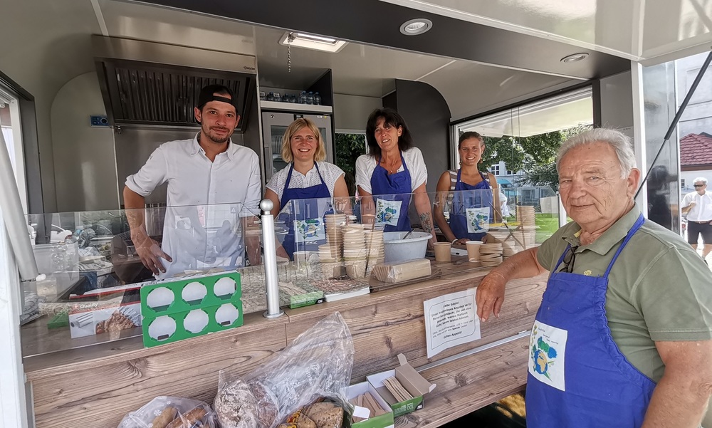 Caritas Salzburg freut sich über Foodtruck für Menschen in Not / Caritas Salzburg Caritas Salzburg freut sich über Foodtruck für Menschen in Not
