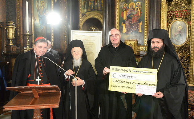 Kardinal Kurt Koch, Patriarch Bartholomaios I., Ägidius J. Zsifkovics, Arsenios Kardamakis mit Spendenscheck des Papstes