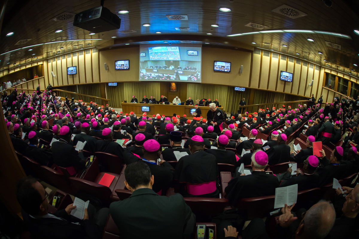 Papst und Bischöfe in der Synodenaula