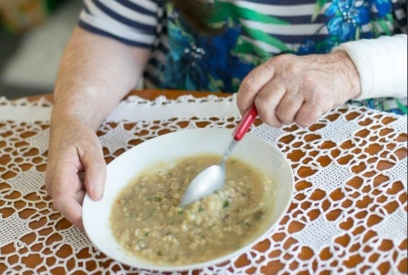 Mittagessen einer armutsbetroffenen älteren Frau / Caritas Salzburg