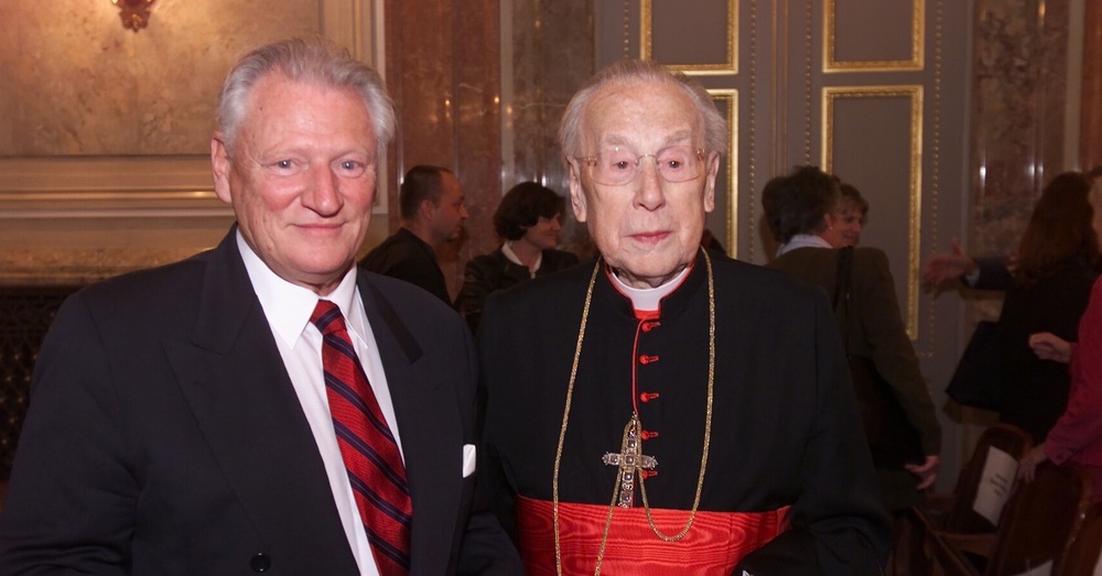 Prim. Johannes Poigenf?rst (li.) erh?lt den 'Kardinal K?nig-Preis 2001' der Stiftung 'Communio et Progressio'. Re.: Kardinal Franz K?nigWien, 20.9.2001? Franz Josef Rupprecht, A-7123 M?nchhof; Bank: Raika M?nchhof (BLZ 33054), Kto.: 17.608