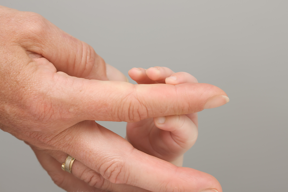 Frauenhand und Baybfinger / www.BilderBox.com Frauenhand und Baybfinger [ (c) www.BilderBox.com, Erwin Wodicka, Siedlerzeile 3, A-4062 Thening, Tel. + 43 676 5103678.Verwendung nur gegen HONORAR, BELEG, URHEBERVERMERK nach AGBs auf bilderbox.com; und photo photos foto fotos mit in im eines einer