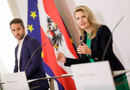 Am 15. Juli 2020 lud Bundesministerin Susanne Raab (r.) zu einem Round Table zum Thema ?Dokumentationsstelle Politischer Islam?. Im Bild mit Extremismusexperte Lorenzo Vidino (l.) bei der Presskonferenz.