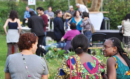 Menschen verschiedener Kulturen beim Innsbrucker 'Gartendankfest der Religionen'