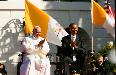 Begrüßungszeremonie für Papst Franziskus im South Lawn des Weißen Hauses am 23. September 2015 in Washington. Bild: US-Präsident Barack Obama und Papst Franziskus klatschen.