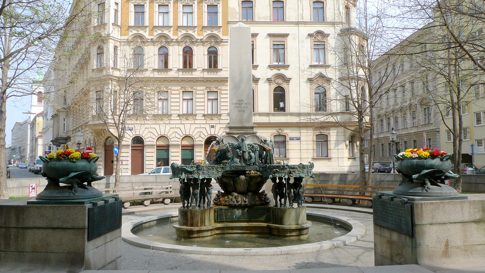 Karl-Borromäus-Brunnen / Thomas Ledl, CC BY-SA 3.0, via Wikimedia Commons Karl-Borromäus-Brunnen