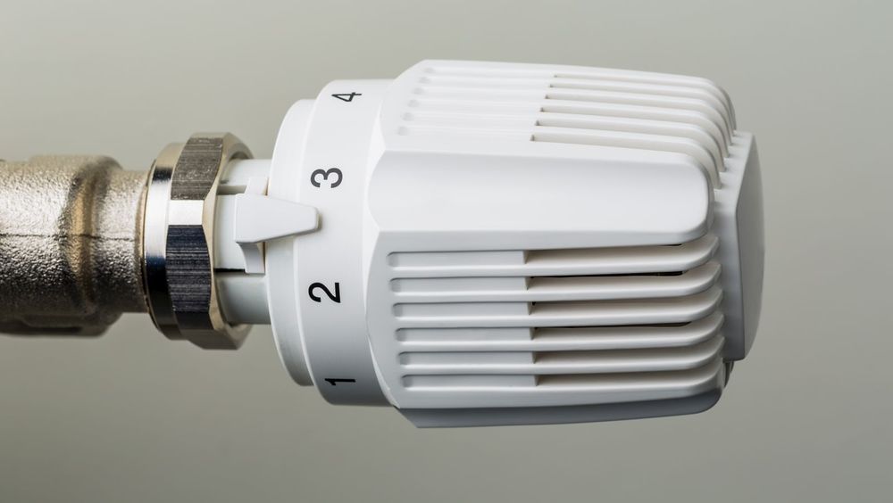Der Thermostat eines Heizk?rpers ist wenig aufgedreht. Niedrige Raumtemperatur spart Heizkosten