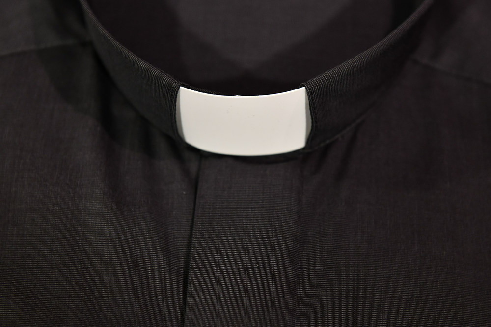 Schwarzes Priesterhemd mit eingestecktem Kollar am 23. Januar 2018 in Köln.