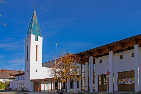 'Katholischer Gottesdienst', ''Glaube als mutiges Vertrauen ins Leben'.' Live aus der Konzilspfarre St.Paul in Salzburg/Stadt: Mit der Gemeinde feiern Vizedechant Peter Hausberger und Pastoralassistentin Ingrid Leitner. 'Noch ehe wir reden, h?rst du 