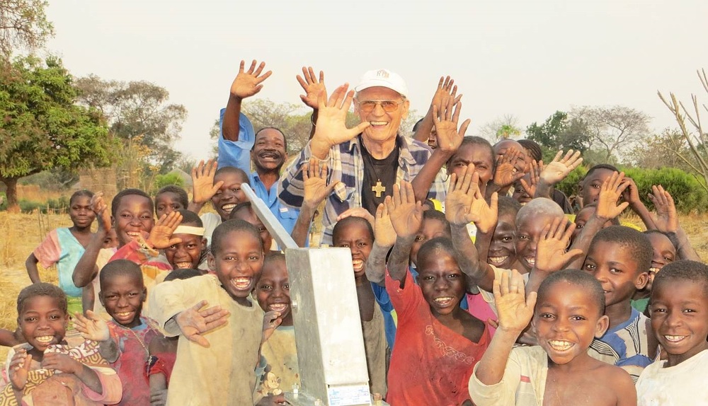 P. Johann Kiesling mit Kindern in der Demokratischen Republik Kongo / Salesianer Don Boscos