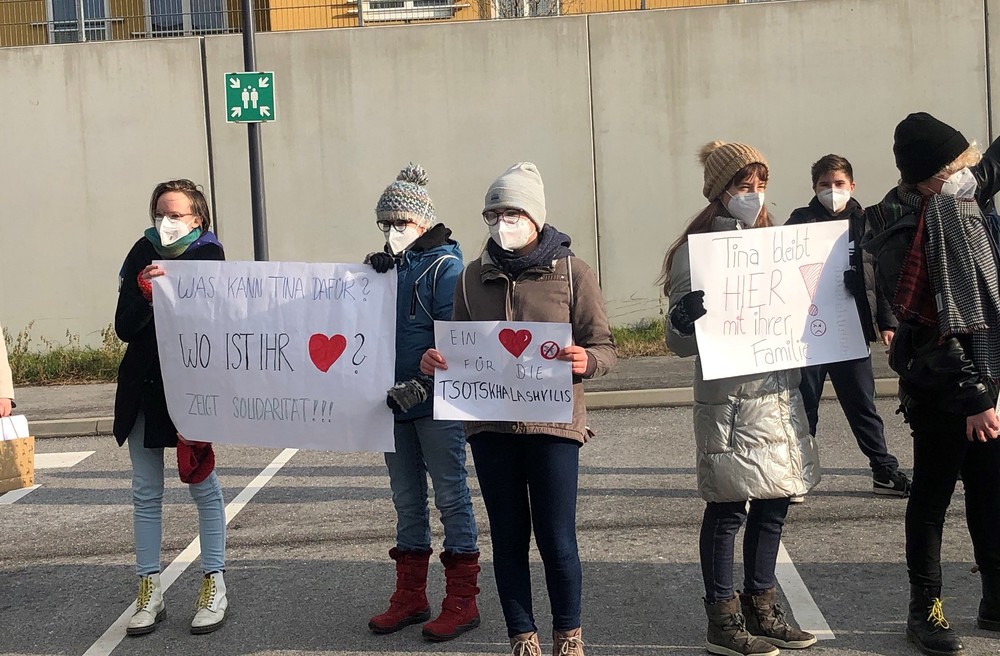 Kritik an Abschiebung von Schülerinnen reisst nicht ab