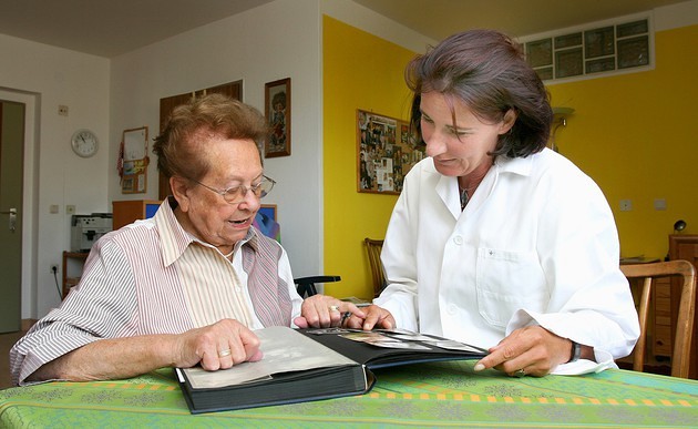 Seniorin mit Pflegerin / bilderbox.com / Wodicka