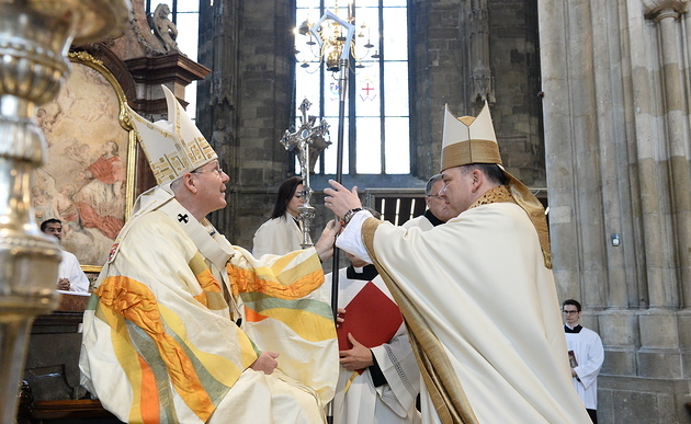 Kardinal Christoph Sch?nborn benediziert Hochmeister P. Frank Bayard OT / Abtbenediktion, Abtweihe
