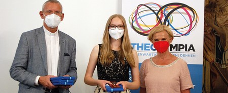 Gewinnerin der Religionsolympiade 2020/21 Teresa Dujmovits mit Nikolaus Krasa und Andrea Pinz.
