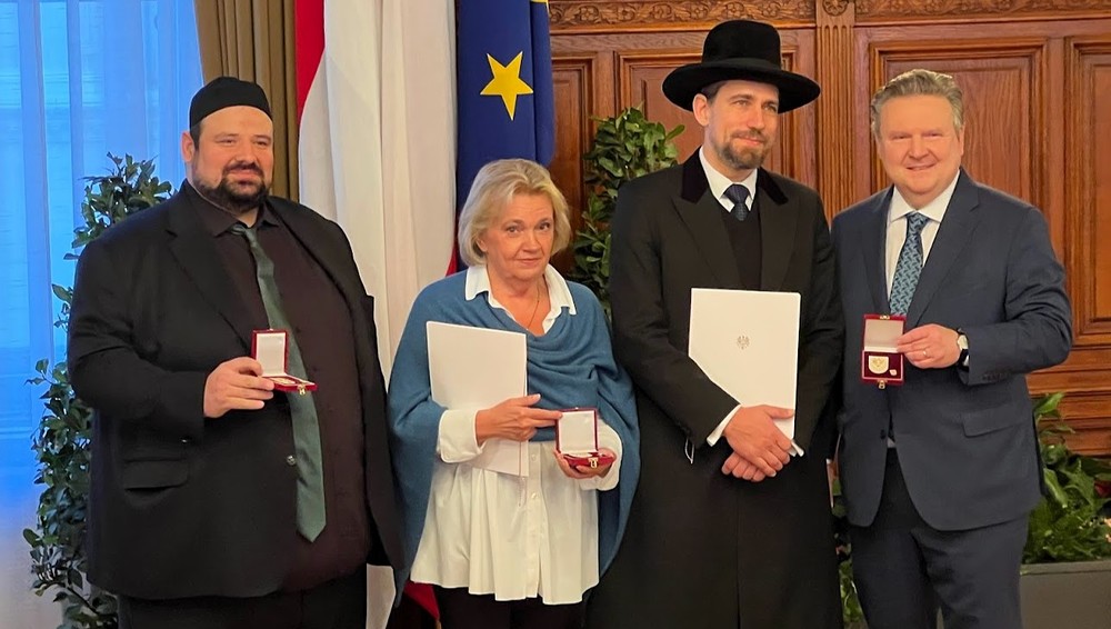 Auszeichnung vergeben am 20. November 2023 - v.l.: Imam Ramazan Demir, Prof. Regina Polak, Rabbiner Schlomo Hofmeister, Bürgermeister Michael Ludwig