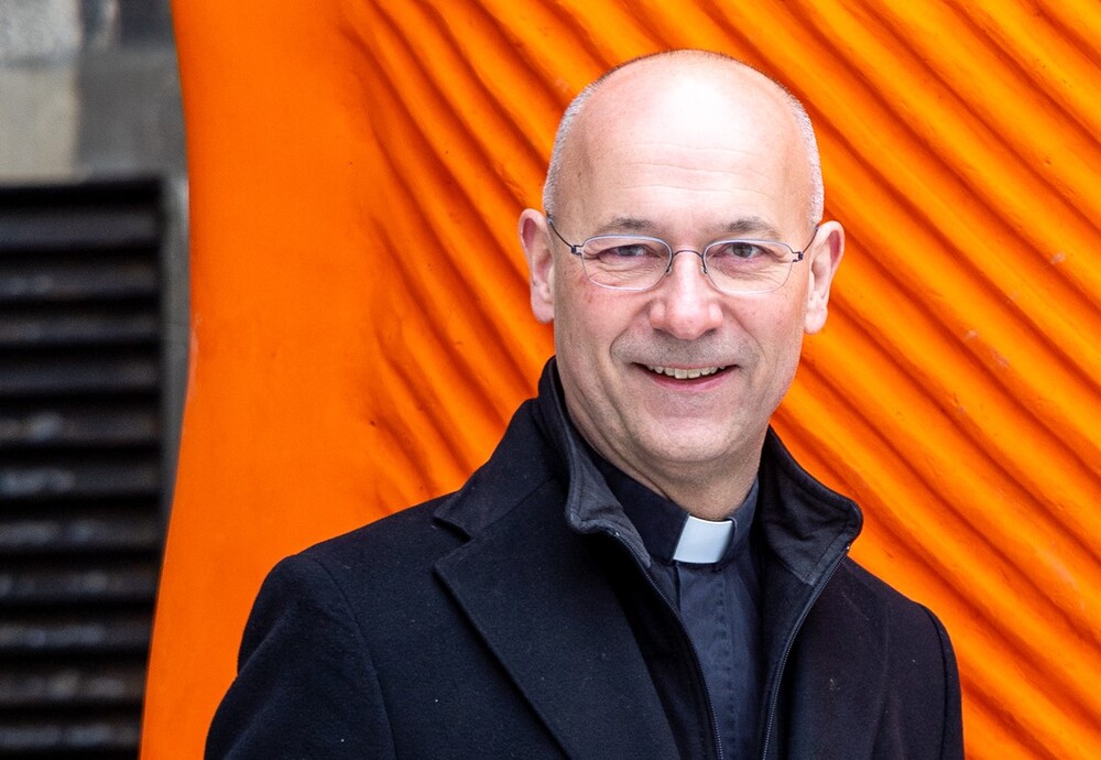 Kunstinstalltion Fastenpullover Stephansdom / Erzdiözese Wien/ Stephan Schönlaub Ein überdimensionaler violetter Pullover und die orange Wärmeflasche 'Big Mutter' sollen während der Fastenzeit anregen, 'über Akte und Handlungen der wärmenden Nächstenliebe nachzudenken'. Der überdimensionale, 80m2 große violette Pullover, gestalte