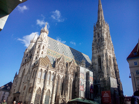 'Palmsonntagsgottesdienst', '?Ein Fasten-Pullover f?r den Hochaltar'.' Mit Kardinal Christoph Sch?nborn.An die ?Priorit?t w?rmender N?chstenliebe in der Zeit der Vorbereitung auf Ostern' soll der 80 Quadratmeter gro?e violette gestrickte Pullover er